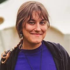 Marisia, Singer. Brings the songs to the evenings by the fire.