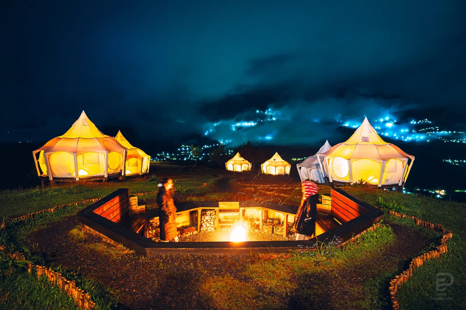 Вечерний костёр в Glamping Tago